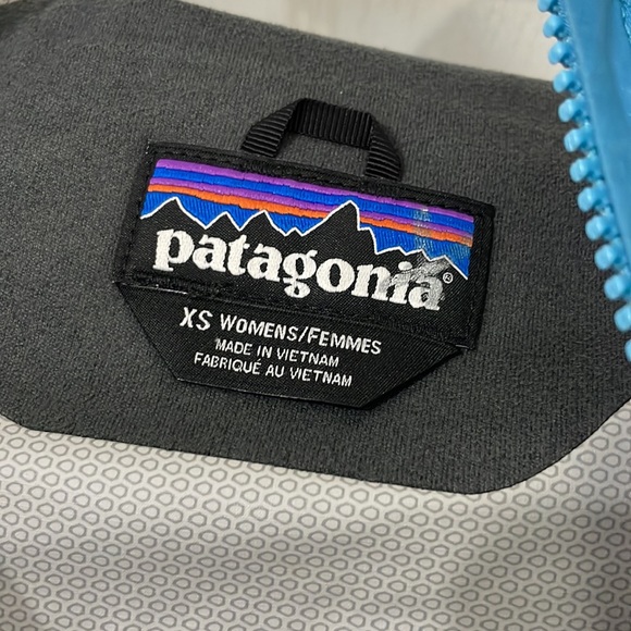 Patagonia womens rain jacket is bright blue. - Picture 3 of 5